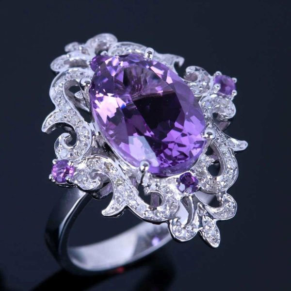 Amethyst | 4k White Gold 9.5×13.5mm Oval 4.54ct Amethyst Diamonds